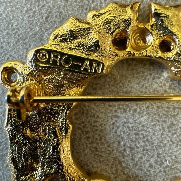 RO-AN Holiday Christmas Wreath Brooch Pin EUC Signed Vintage - Picture 4 of 4